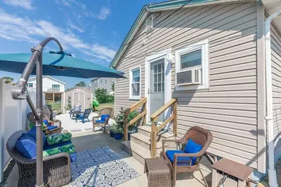 Image de Steps from The Beach!