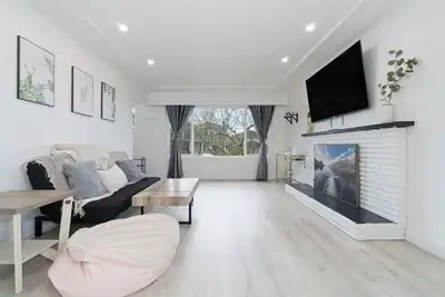 Image de Newly renovated home in Burnaby with ocean view!