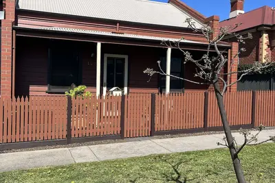 Image de Little Red Cheerful 4 bed Home Cbd Bendigo
