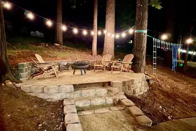 Image de FirePit~Horseshoes~King Bed~Near Lake, Wine, Farms