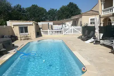 Image de Spacieuse et luxueuse villa avec grande piscine et spa