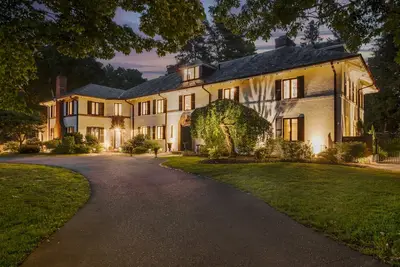 Image de Boston Mansion | Heated Pool | Tennis Court | Fire Pit | 9k sqft
