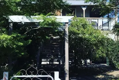 Image de Coastal Queenslander- 2 minute walk to the beach!