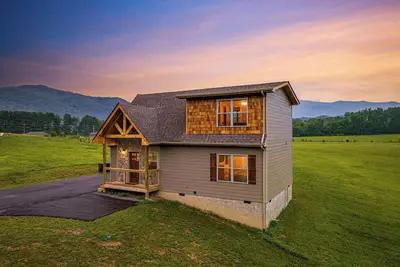 Image de Free tickets Huge yard 2 bed/2bath w/ mtn views, hot tub, wifi, arcade, fire pit