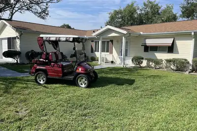 Image de Golf cart access to the villages from the community of Spruce Creek.