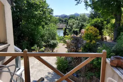 Image de Family-sized house with inside swimming pool.