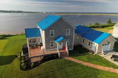 Image de North Shore Ocean-Front Cottage With Access to Quiet Beach & Hot Tub