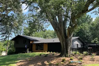 Image de Walk To The Square And Grove! Modern, New Guest Wing w/ Luxury Amenities