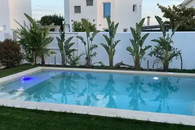 House with garden, private pool and parking - walking distance from the center