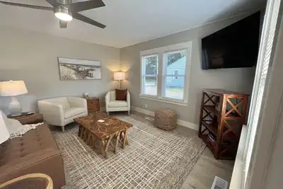 Image de Charming Cape Cod House Minutes From Paw Paw Lake, Wineries, and Wedding Venues