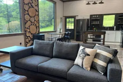 Image de Golden Acres Barn with Hot Tub+Firepit+Game Loft, & Mountain views, creek access