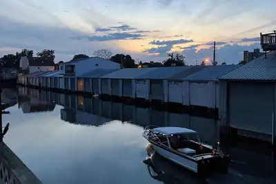 Image de Enjoy a Boathouse on the Bay in the heart of Downtown Sandusky.