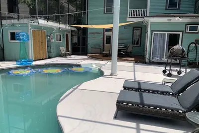 Image de Vintage Montrose House with private pool and gated parking.