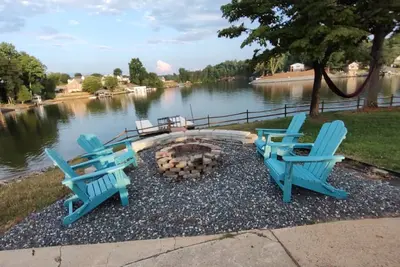 Image de Lakefront Home 25 Ft From Water w\/ Private Dock, Firepits, Kayaks, & Paddle Boat