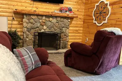 Image de Escape to The Riverside Hideaway - A Cozy Cabin With River Views!