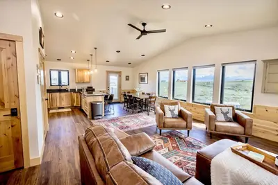 Image de Stylish & Modern Retreat by Snowy Range Ski Resort