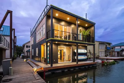 Floating Home on the Willamette
