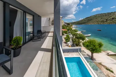 Image de Beachfront villa with a pool