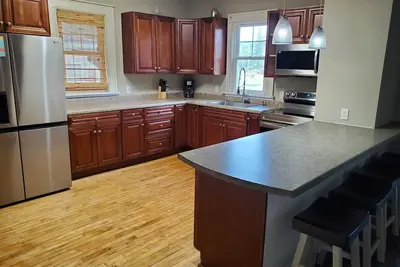 Image de Northfield Lodge exit 98 off Interstate 94. Food + fuel next door.