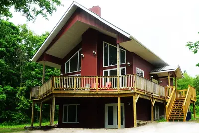 Image de Private Chalet Retreat. Close to amenities. Very Roomy & Pet-Friendly!