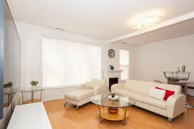 Image de 2 Bedroom Home nestled into the heart of Bridgeport, Chicago. \nVery walkable!