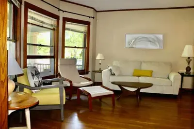 Image de Historic North Side house w/ hot tub, public transit hub near downtown & Wrigley