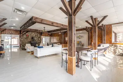 Image de Spacious 4 Bdrm w/ Indoor Heated Pool+Sauna+Creek\n