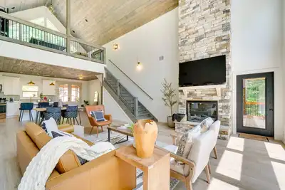 Image de Luxe Sevierville Home w/ Deck Near Pigeon Forge!