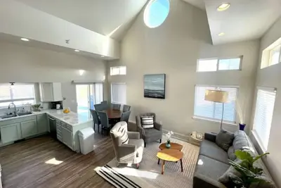 Image de Family-Friendly 4br + Loft - Sleeps 10 in Town!