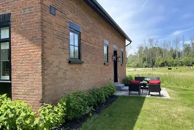 Image de Converted Barn made into a beautiful 2 bedroom retreat overlooking Lake Ontario