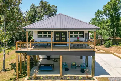 Image de New cottage blocks from the beach; pets Ok! Firepit! Grill! Ev Charger! 65” Tv