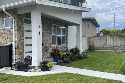 New Penticton town house - Central location