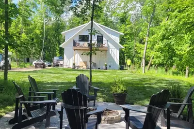 Image de Family-Friendly cozy guesthouse on North Long Lake.