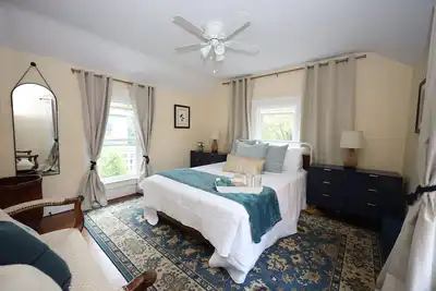 Image de Family, pet friendly downtown New England charmer. Mins from Yale, Choate, Qu.