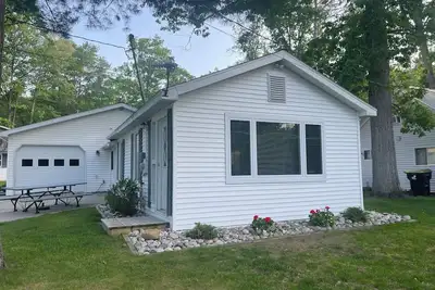 Image de Newly renovated cozy cabin, walking distance to beach and park.