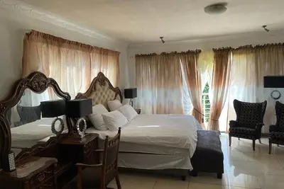 Image de 5 Bed House - Sleeps 10 - Pool - Parking - Wifi