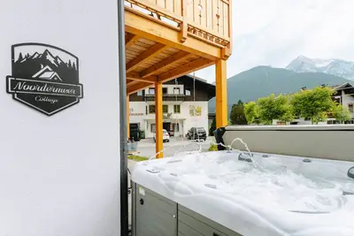 Image de Maison de vacances 'Bubbelen Aan De Piste' avec vue sur la montagne, terrasse, jacuzzi et Wlan