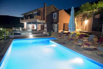 Image de Maison pour la famille avec la piscine Zagvozd, Zagora (K-20945)