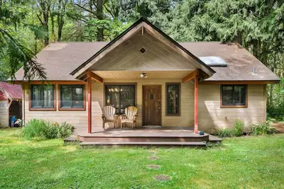 Image de Dog-friendly cabin with fireplace, foosball, outdoor area, firepit, & W/D