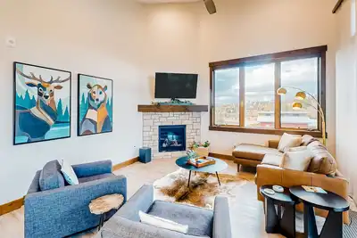 Image de 3rd-floor mtn-view condo with private hot tub, elevator, balcony, fireplace, W/D