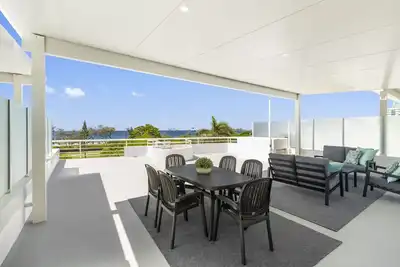 Image de Private Rooftop Spa Beachfront Deluxe Apartment