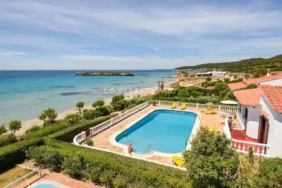 Beachfront Bliss: Captivating Views & Sleeps 9 - Your Perfect Villa Getaway