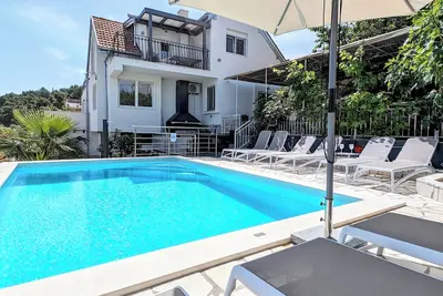 Image de Villa Rosa vacation home with two apartments on Čiovo Trogir, pool 150m to the beach