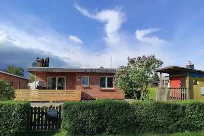Image de Tasteful vacation home with fireplace directly on the lake and own sauna. Klocksdorf