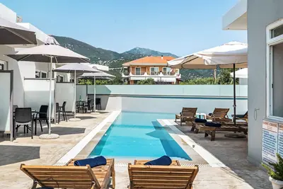 Image de Studio 'Family Junior Suite' avec piscine partagée, Wi-Fi et climatisation