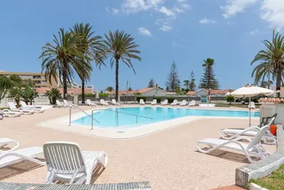Image de Appartement de vacances 'Arcoiris El Yumbo' avec piscine partagée, terrasse privée et Wi-Fi