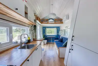 Tiny house with a maximum of 6 sleeping spots in the color blue.