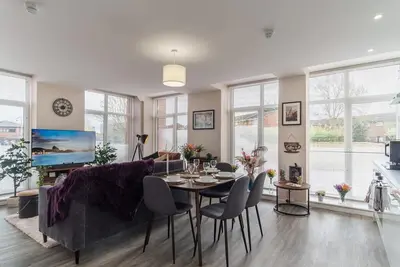 2 Bedroom Contemporary Apartment in Manchester