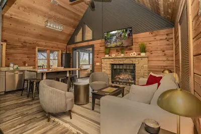 Image de HiddenTreasureRetr: Seclusion, Pet-Friendly, Modern Luxury, Hot Tub, Games, Wifi