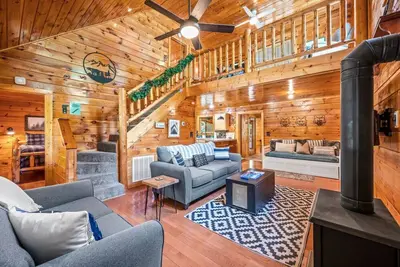 Image de Enchanted Elm: Peaceful 3br GBurg w/Hot Tub + Fireplace* Privacy!